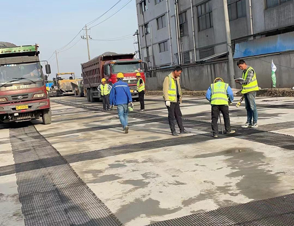 东风老材料的新故事：玻璃纤维土工格栅如何在‘白改黑’浪潮中重获新生？